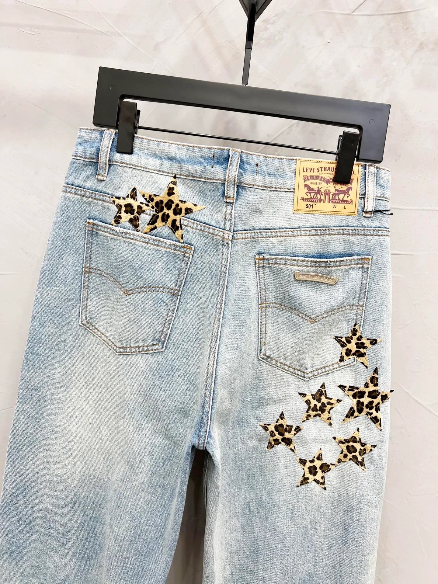 P250 Style No.: [M931] Chrome Hearts SS25 star embroidered zipper straight jeans for men and women, blue, top ceiling quality, styles with different wash textures, very friendly to people with thin legs and thick legs, the straight slim fit is very flattering to the leg shape, timeless moderate length, easy to match with, basic styling for various styles, a must-have in the wardrobe! The fabric is stiff but also makes the upper body soft without losing texture. The washing process is even more perfect. It is a must-have item for everyone! ! ! Washed wheat, hang tag, pants label, three labels complete Color: blue Size: 30, 32, 34, 36